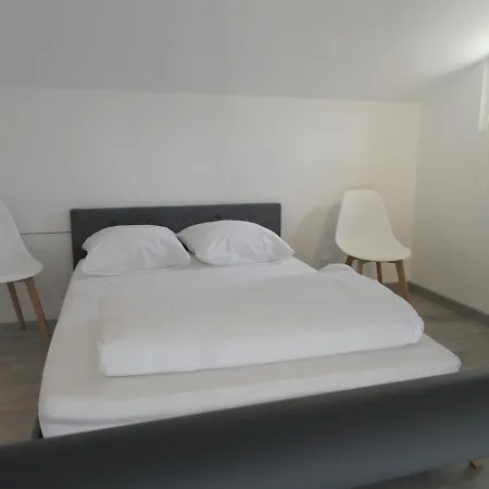 Maisonnette Avec Terrasse Et Parking *