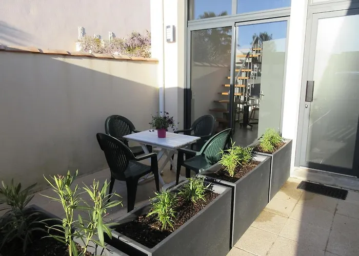 Maisonnette Avec Terrasse Et Parking Шатлайон-Плаж